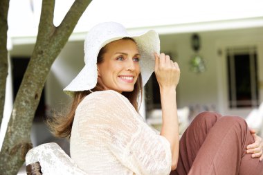 Çekici kadın güneş şapka ile gülümseyen