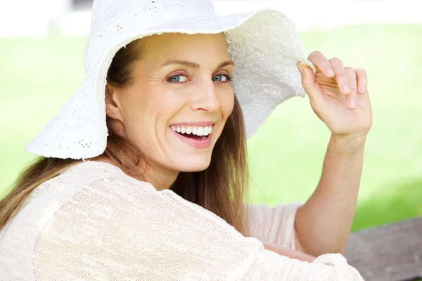 Hermosa mujer riendo con sombrero de sol — Foto de Stock