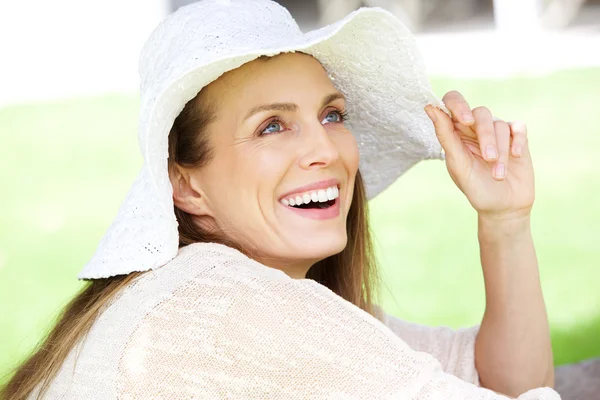 Mulher natural sorrindo com chapéu — Fotografia de Stock