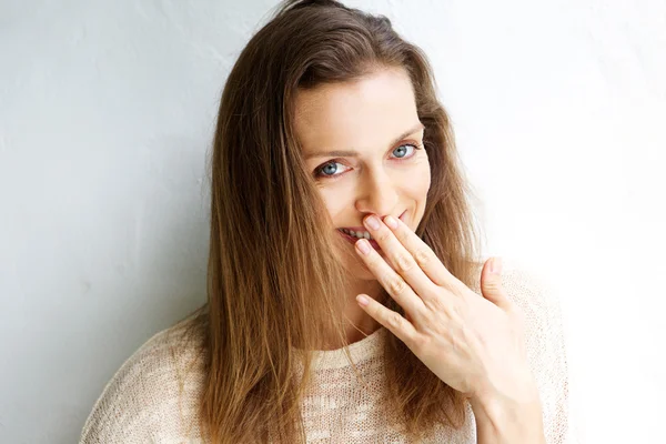 Leende kvinna med hand som täcker munnen — Stockfoto