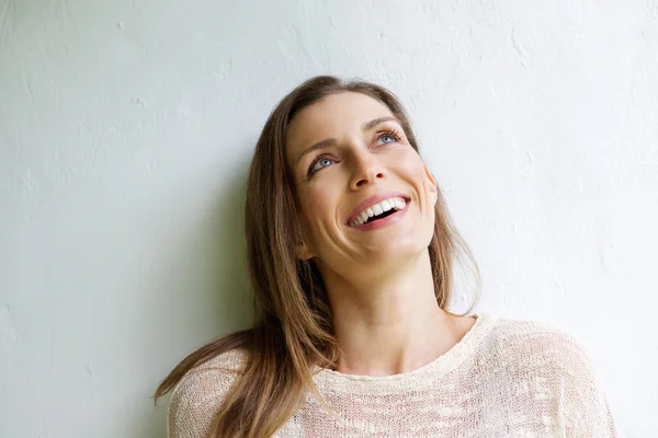 Mujer mayor sonriente mirando hacia arriba — Foto de Stock