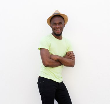 Yakışıklı genç adam şapka ile ayakta