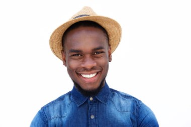 Mutlu genç Afrika adam şapka ile