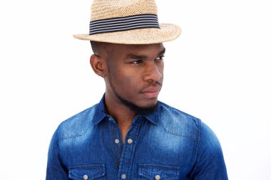 Şapkalı güzel genç siyah adam 