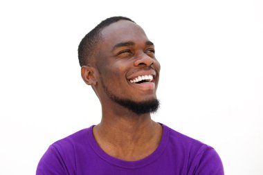 Genç Afro-Amerikan adam gülüyor