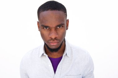 Afrika delikanlı kameraya bakıyor