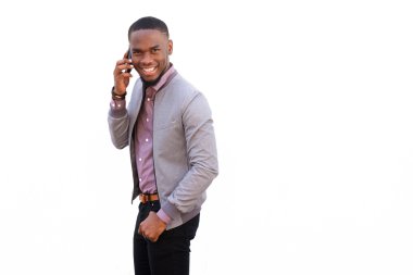 Cep telefonu üzerinde konuşurken çekici genç adam