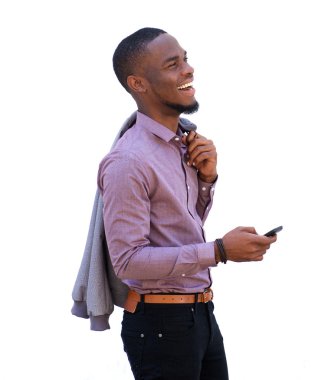 Neşeli genç siyah adam cep telefonu 