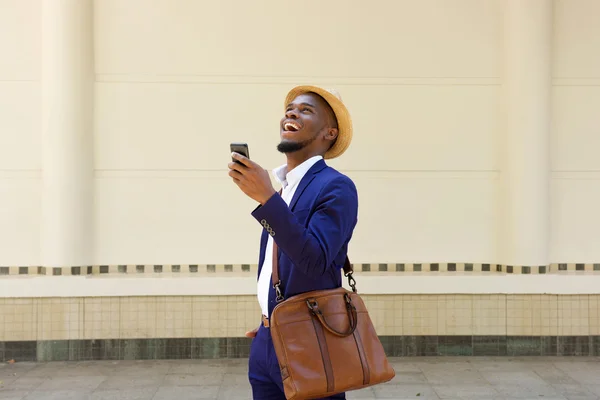 Homme d'affaires africain marchant avec un téléphone portable — Photo