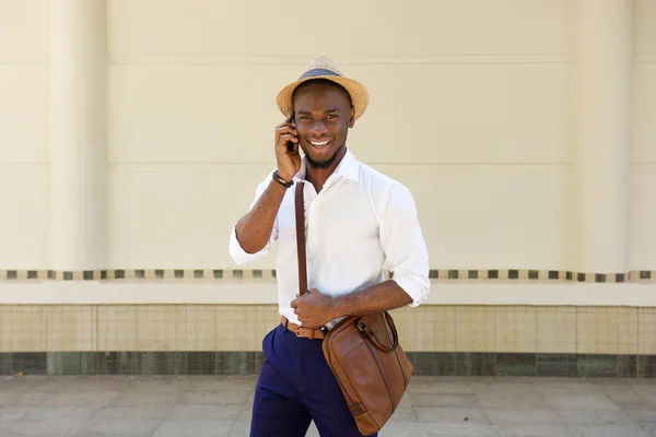 Guapo joven hablando en el teléfono móvil —  Fotos de Stock