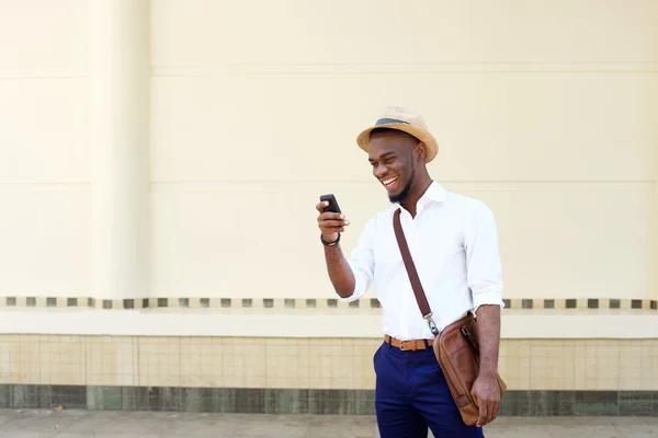 Cool ung svart man tittar på mobiltelefon — Stockfoto