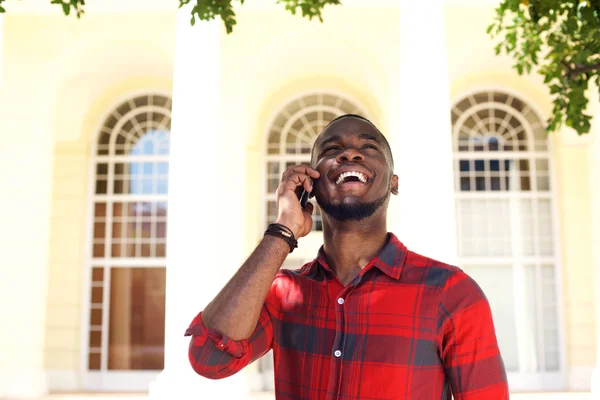 Mladý africký muž mluví na mobilním telefonu — Stock fotografie