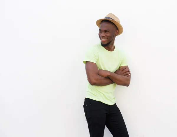 Крутой молодой африканский мужчина, улыбающийся в шляпе — стоковое фото