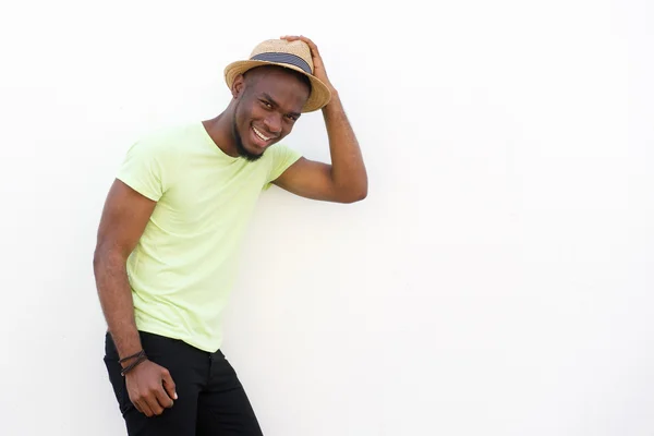 Jeune homme noir souriant avec chapeau — Photo