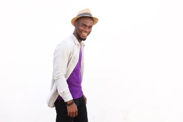Стильний молодий афроамериканський чоловік посміхається — стокове фото