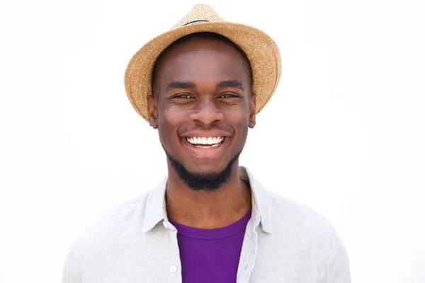 Giovane africano sorridente con cappello — Foto Stock