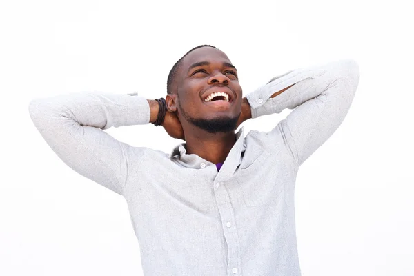 Улыбающийся чёрный мужчина расслабляется — стоковое фото