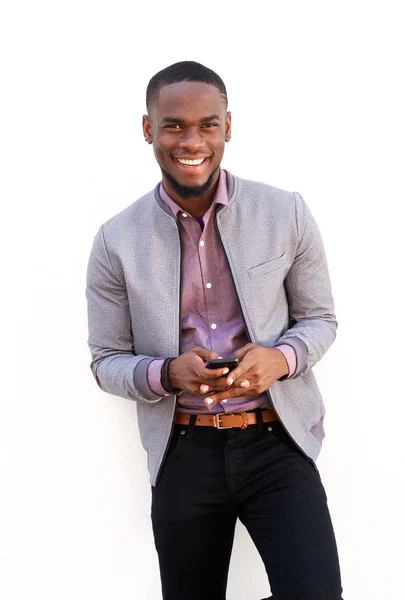 Lachende Afrikaanse man met een mobiele telefoon — Stockfoto