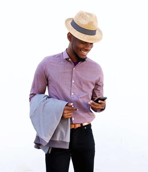 Jeune homme noir utilisant un téléphone mobile — Photo