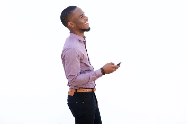 Glada afrikanska man med en mobiltelefon — Stockfoto