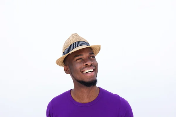 Joven con sombrero mirando hacia otro lado y sonriendo — Foto de Stock