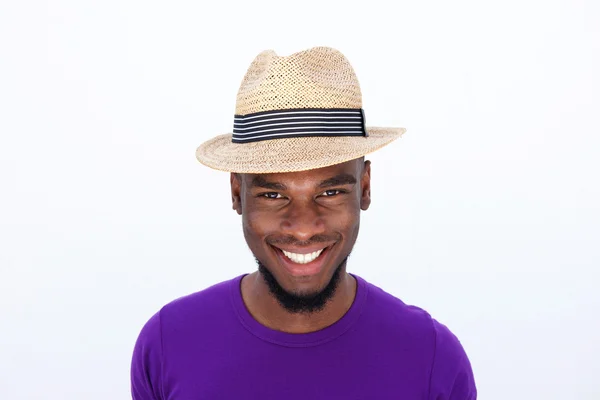 Glada unga afrikanska killen med hatt — Stockfoto