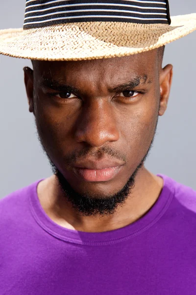 Homem negro jovem com expressão séria — Fotografia de Stock