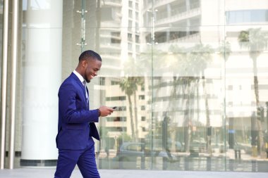 Genç işadamı cep telefonu kullanıyor.