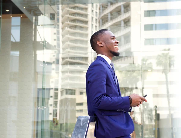 Un jeune homme d'affaires souriant dans la ville — Photo