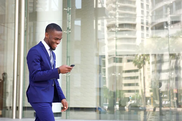 Happy young man reading text message — Stock Photo, Image