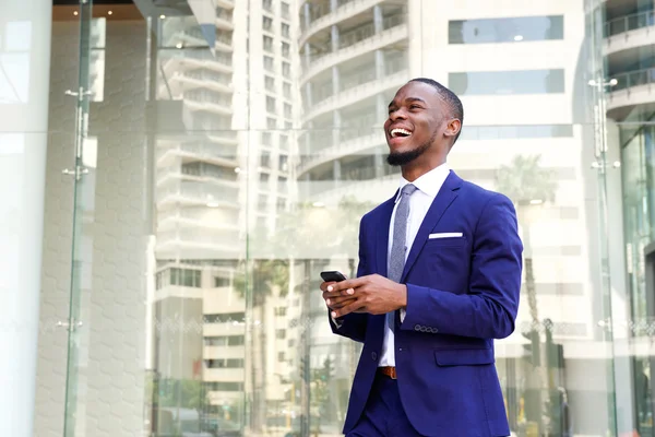 Joven empresario alegre en la ciudad — Foto de Stock