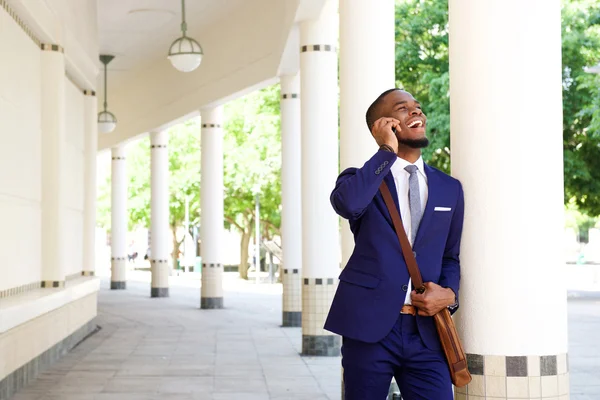 Sonriente joven empresario — Foto de Stock