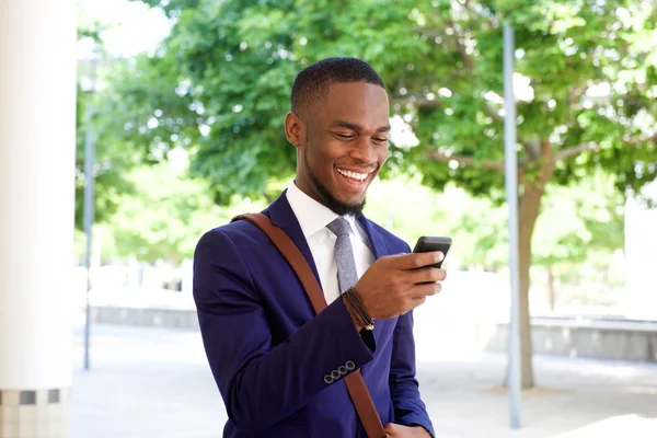 Jovem empresário sorridente — Fotografia de Stock