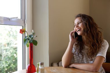 Gülümseyen genç kadın