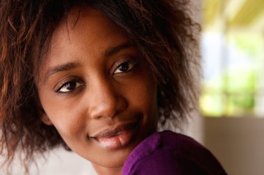 Güzel Afrikalı Genç Amerikalı Kadın