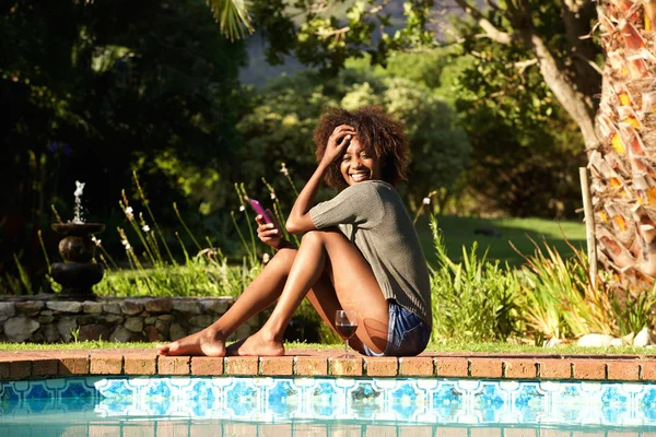 Smiling young woman with cellphone — Stock Photo, Image