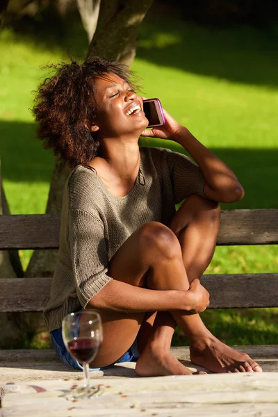 Feliz mujer negra sentada afuera — Foto de Stock