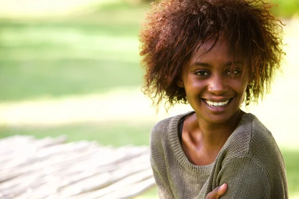 Atractiva mujer afroamericana —  Fotos de Stock