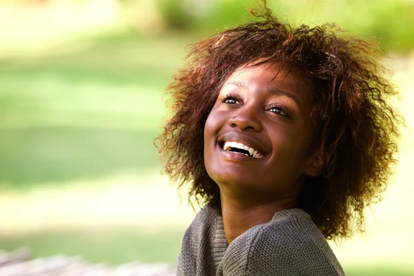 Mooie Afrikaanse Amerikaanse vrouw lachen — Stockfoto