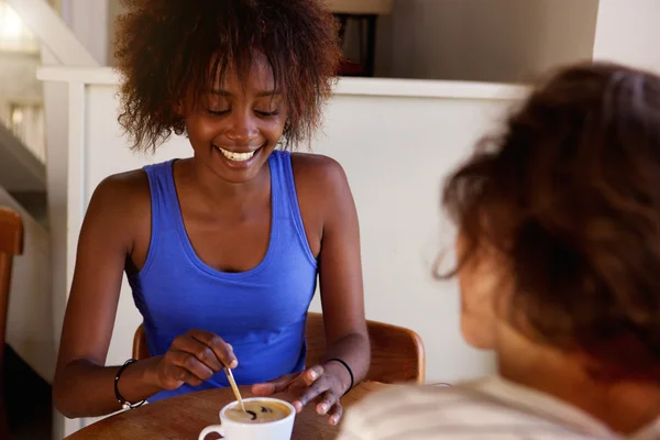 Due amici ridono e bevono caffè al caffè — Foto Stock