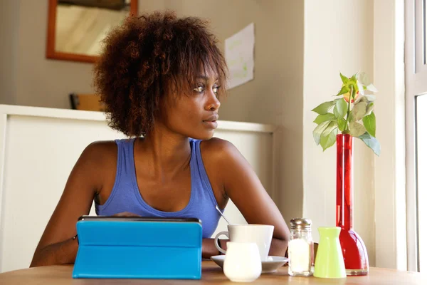 Mulher africana atraente usando tablet digital — Fotografia de Stock