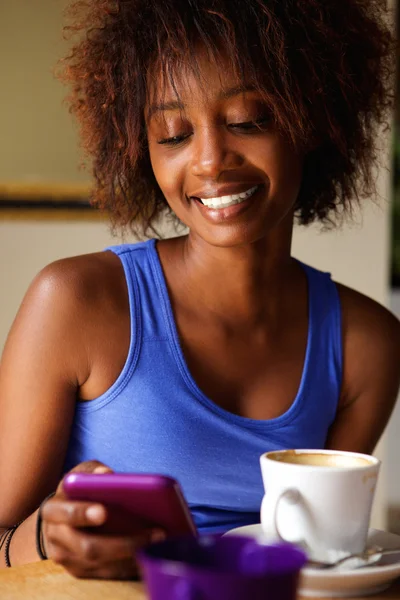 Sonriente joven africana — Foto de Stock