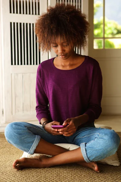 Jeune femme avec téléphone portable — Photo