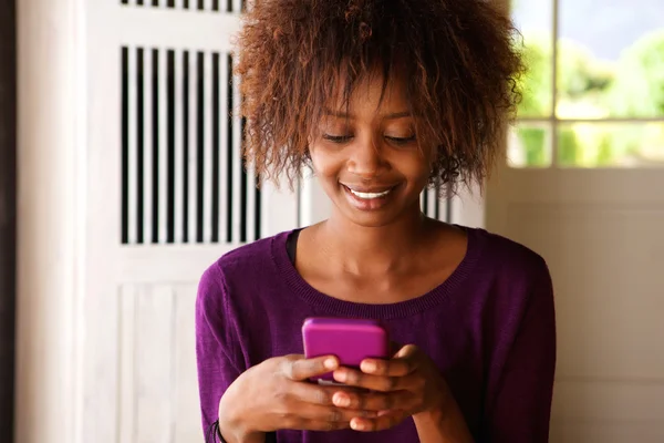 Lachende vrouw kijken naar mobiele telefoon — Stockfoto