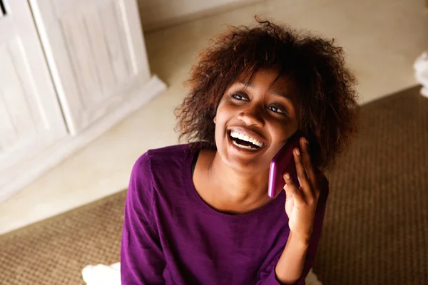 Mujer sonriente hablando por teléfono móvil — Foto de Stock