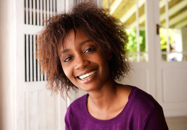 Sonriente joven mujer africana moderna — Foto de Stock