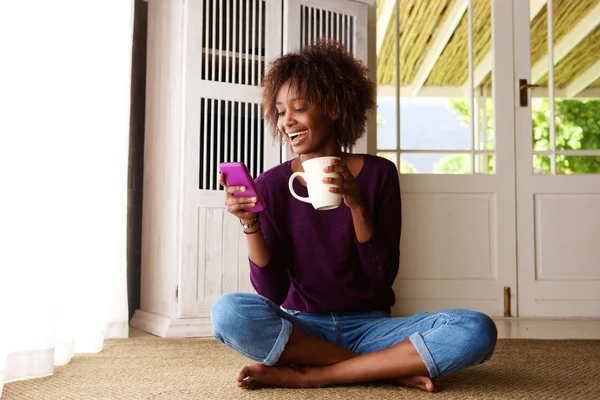 Sonriente mujer negra con teléfono celular —  Fotos de Stock