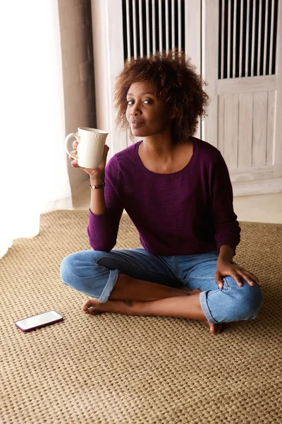 Femme avec café et téléphone portable — Photo