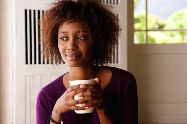 Giovane donna che si gode una tazza di caffè a casa — Foto Stock