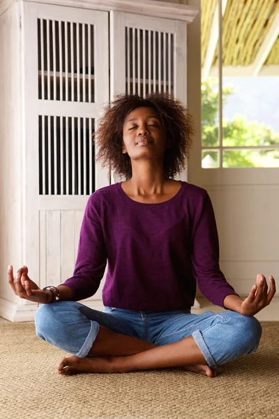 Mujer practicando yoga en casa — Foto de Stock